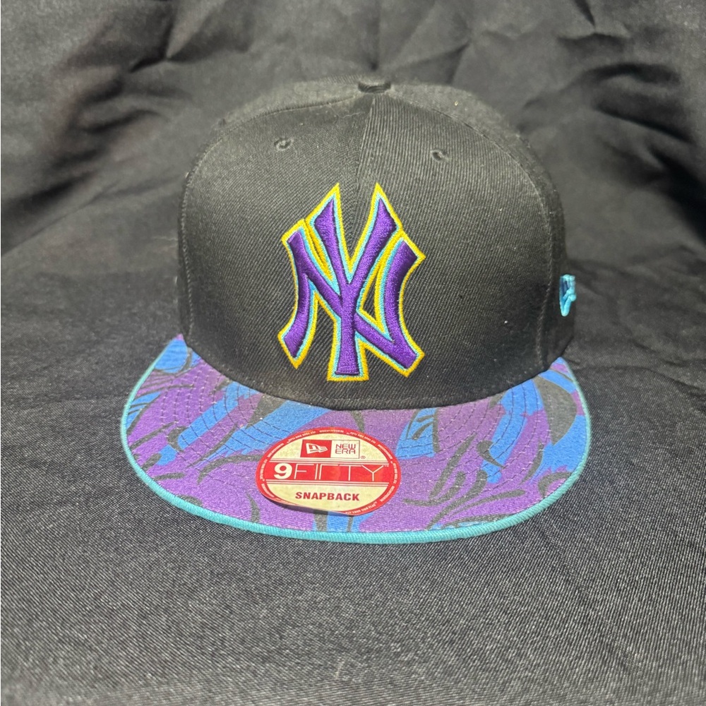 New York Yankee Black and Purple Tropical SnapBack New Era - Picture 3 of 5